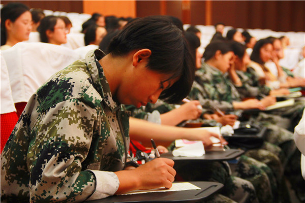 2016092308531511.jpg 伟德国际官网党委副书记刘晓兵为新生做入学教育报告会