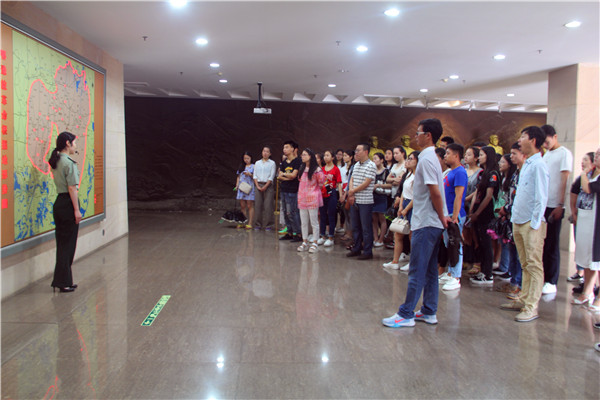2016062808401224.jpg 伟德国际官网学生党员赴鄂豫皖革命纪念馆开展“两学一做”党日活动