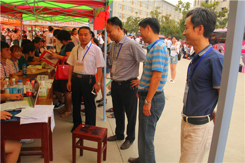 2016091216143845.jpg 伟德国际官网领导现场视察新生入学工作