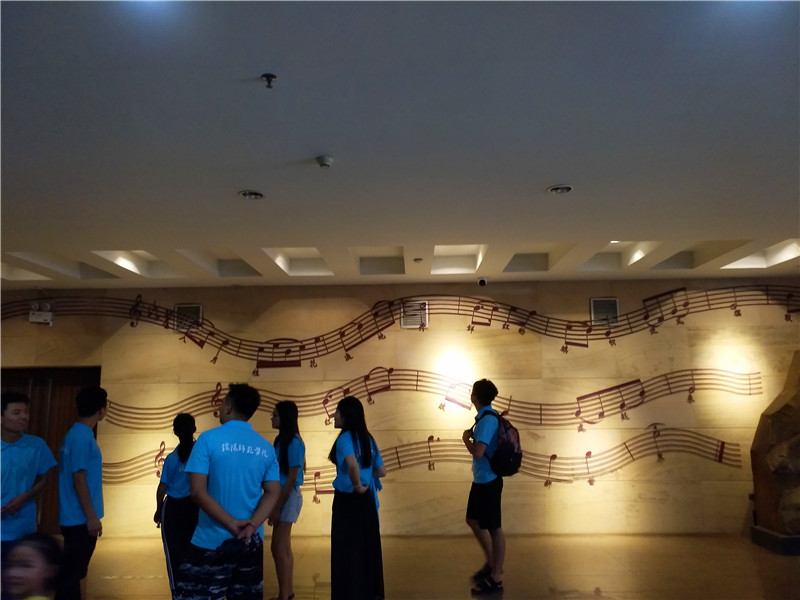 2018082316155343.jpg 【暑期社会实践专题】伟德国际官网开展“音为有你·红色随行”红歌文化调研活动