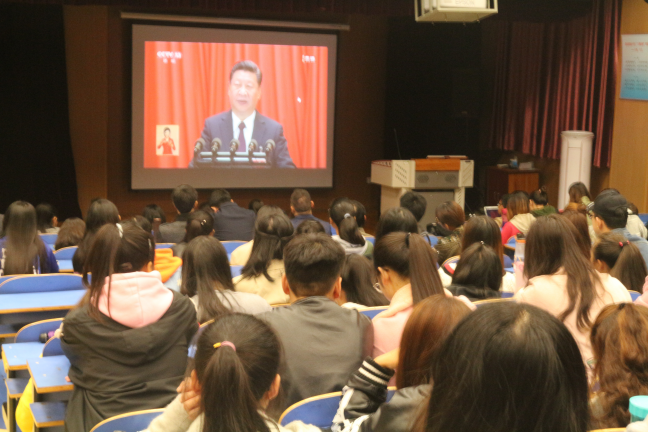 2017101816375249.png 伟德国际官网师生集中观看十九大开幕盛况