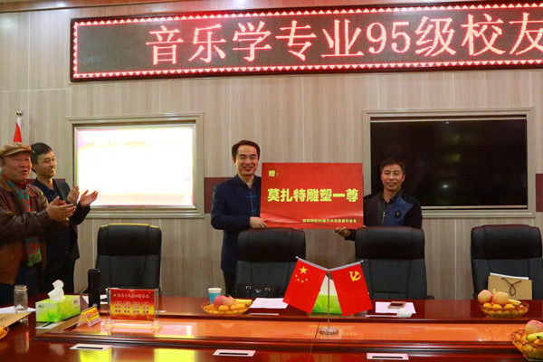 2017111416052510.jpg 伟德国际官网95级校友毕业二十周年回母校团聚