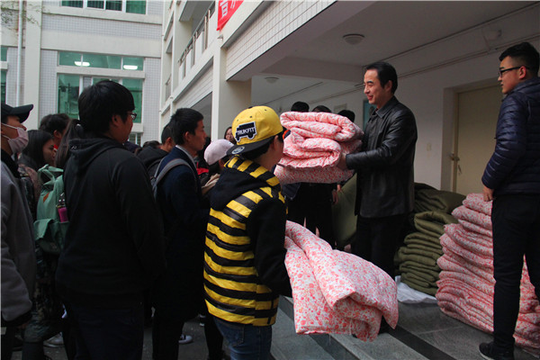 2016121209534729.jpg 伟德国际官网隆重举行暖冬棉被发放仪式