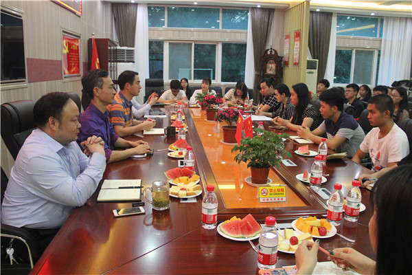 2017051214465949.jpg 伟德国际官网举办“我与书记院长面对面”师生茶叙会