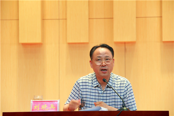 2016092308531595.jpg 伟德国际官网党委副书记刘晓兵为新生做入学教育报告会