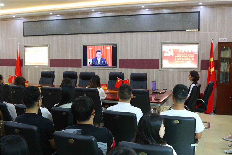2018050709012514.jpg 伟德国际官网师生观看纪念马克思诞辰200周年大会