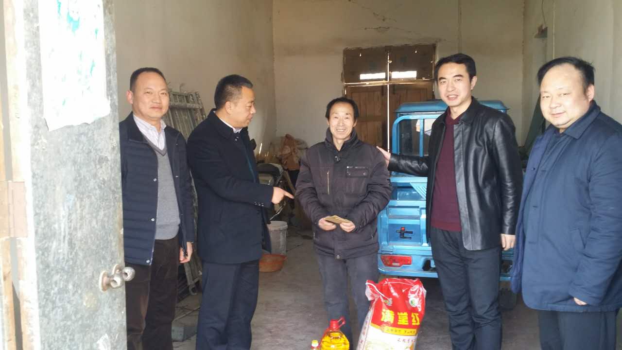 2017011516153212.jpg 伟德国际官网领导前往潢川县万营村走访慰问帮扶对象