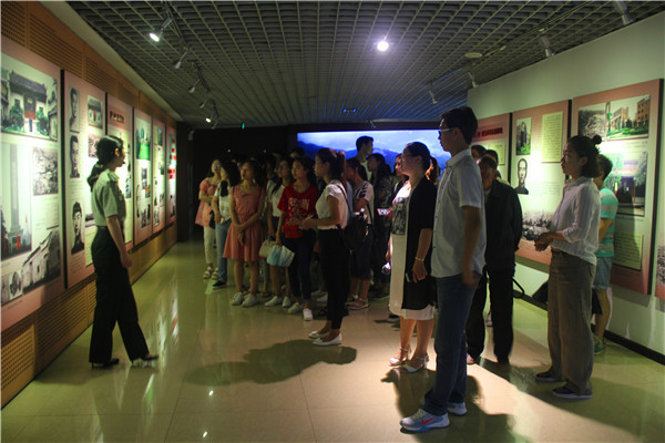 2016062808401210.jpg 伟德国际官网学生党员赴鄂豫皖革命纪念馆开展“两学一做”党日活动