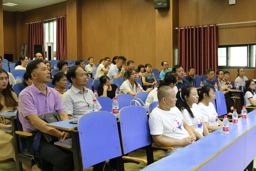 伟德国际官网召开2018级新生家长见面会