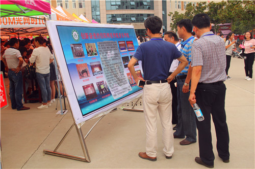 2016091216143644.jpg 伟德国际官网领导现场视察新生入学工作