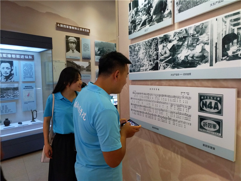 2018082316155313.jpg 【暑期社会实践专题】伟德国际官网开展“音为有你·红色随行”红歌文化调研活动